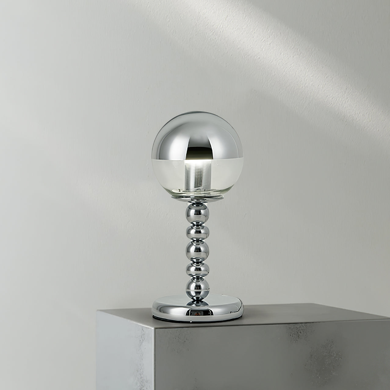 Lampe de Table Chrome Minimaliste - Design Élégant et Compact