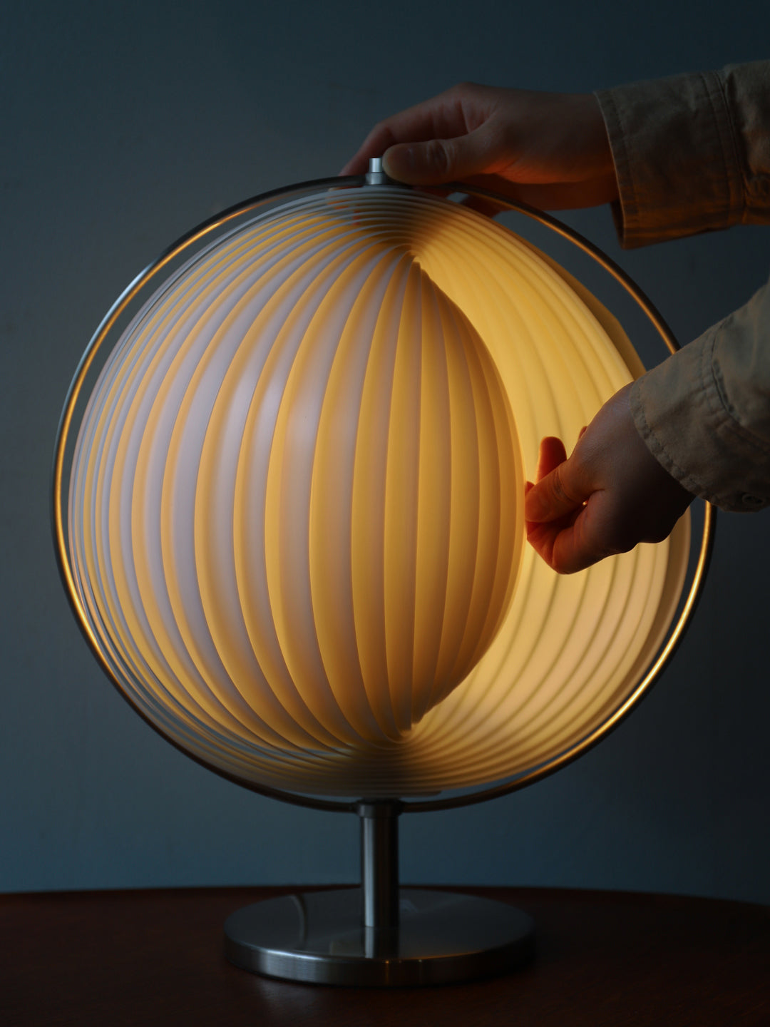 Lampe de Bureau Chrome Élégante - Design Rotatif et Ambiance Raffinée
