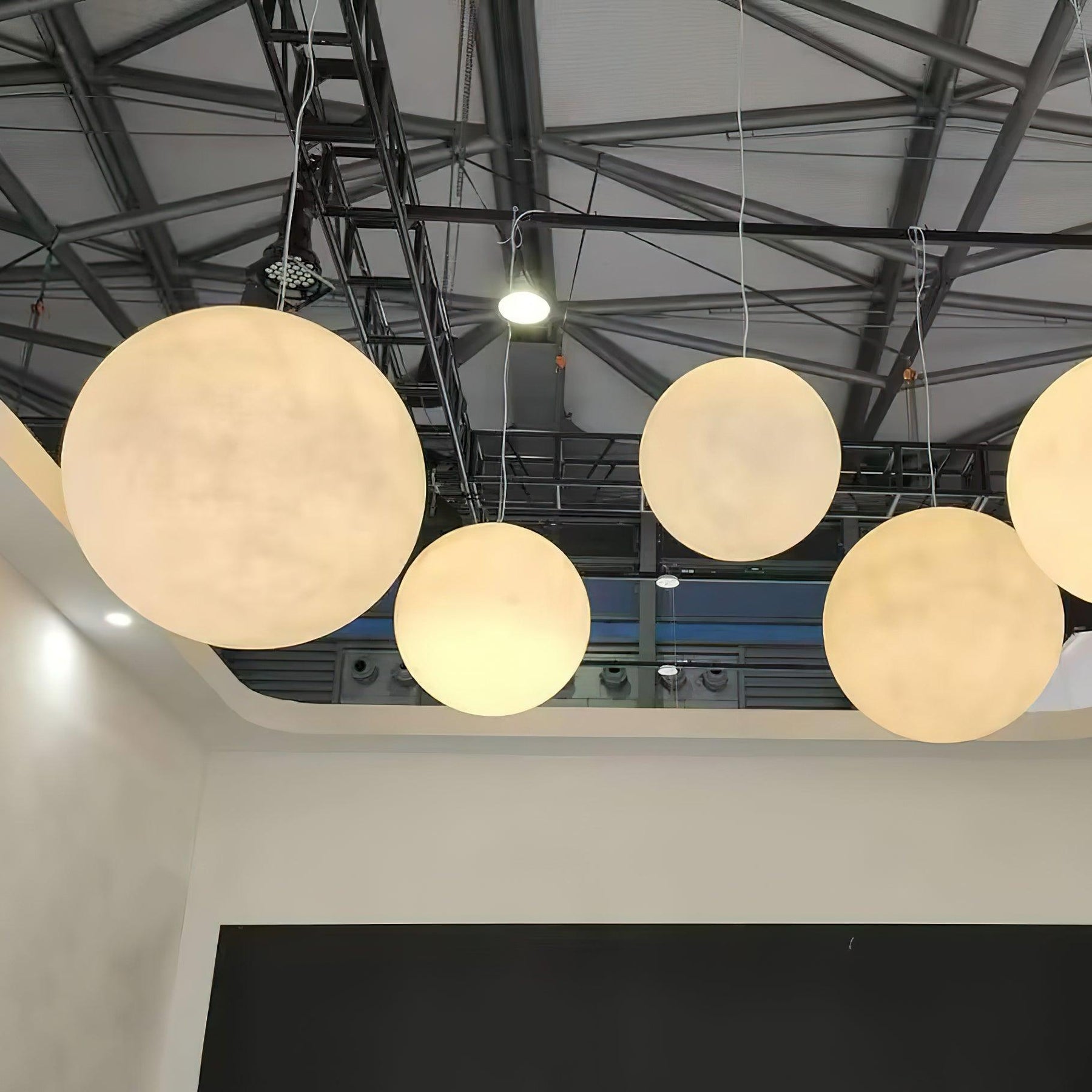 Suspension Lumineuse Design Épuré - Éclairage Ambiant Réglable et Élégant