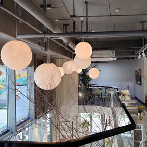 Suspension Lumineuse Design Épuré - Éclairage Ambiant Réglable et Élégant