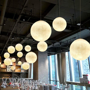 Suspension Lumineuse Design Épuré - Éclairage Ambiant Réglable et Élégant