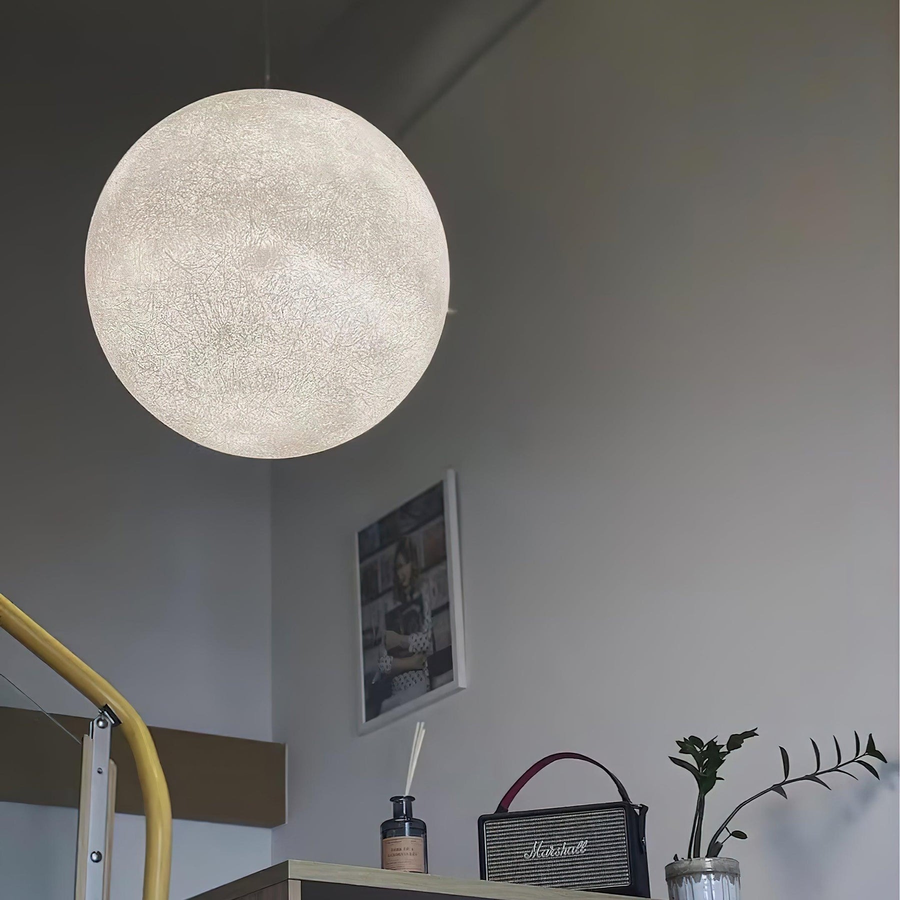 Suspension Lumineuse Design Épuré - Éclairage Ambiant Réglable et Élégant