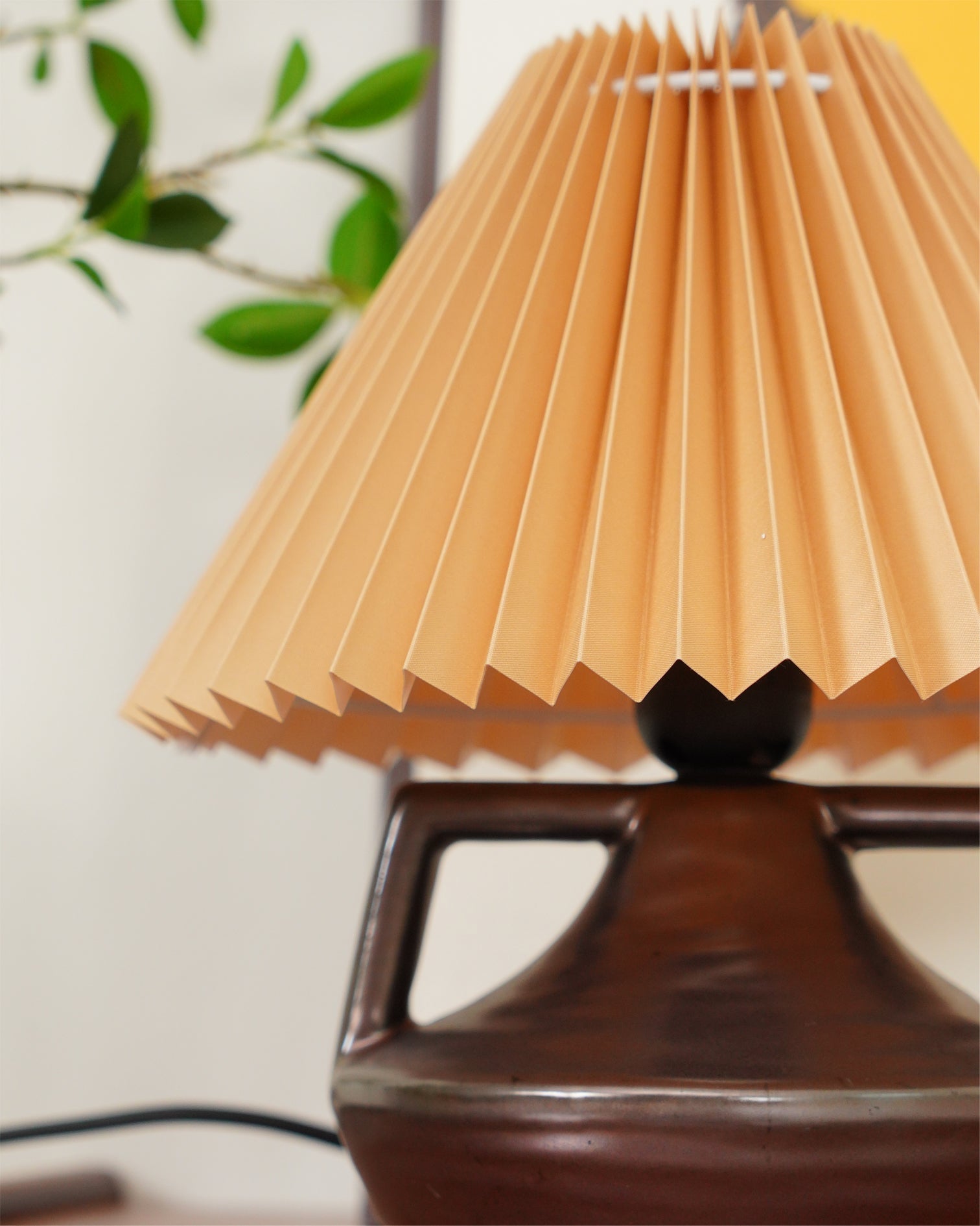 Lampe de Table Élégante avec Abat-jour Plissé - Ambiance Chaleureuse et Cosy