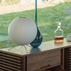 Lampe sur Trépied Sphérique - Design Élégant et Flexible