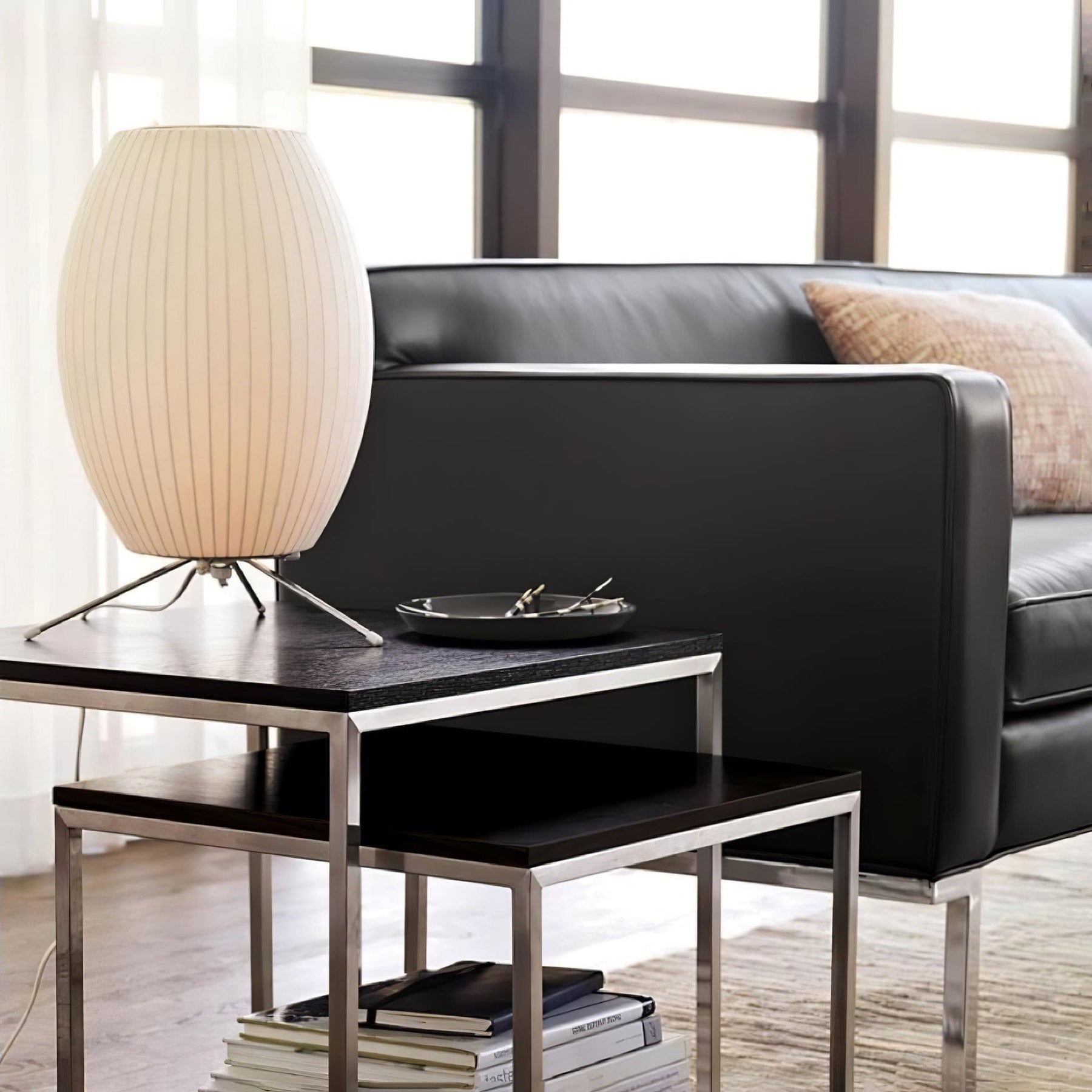 Lampe sur Trépied Sphérique - Design Élégant et Flexible