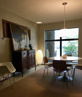 Lampe sur Trépied Sphérique - Design Élégant et Flexible