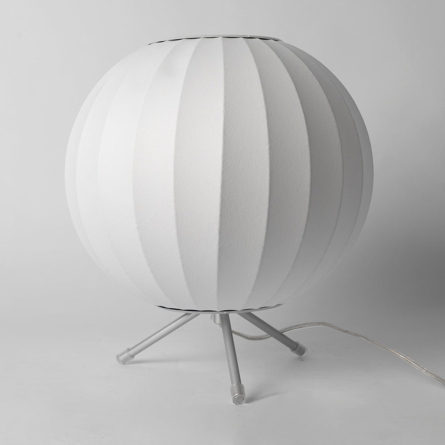 Lampe sur Trépied Sphérique - Design Élégant et Flexible