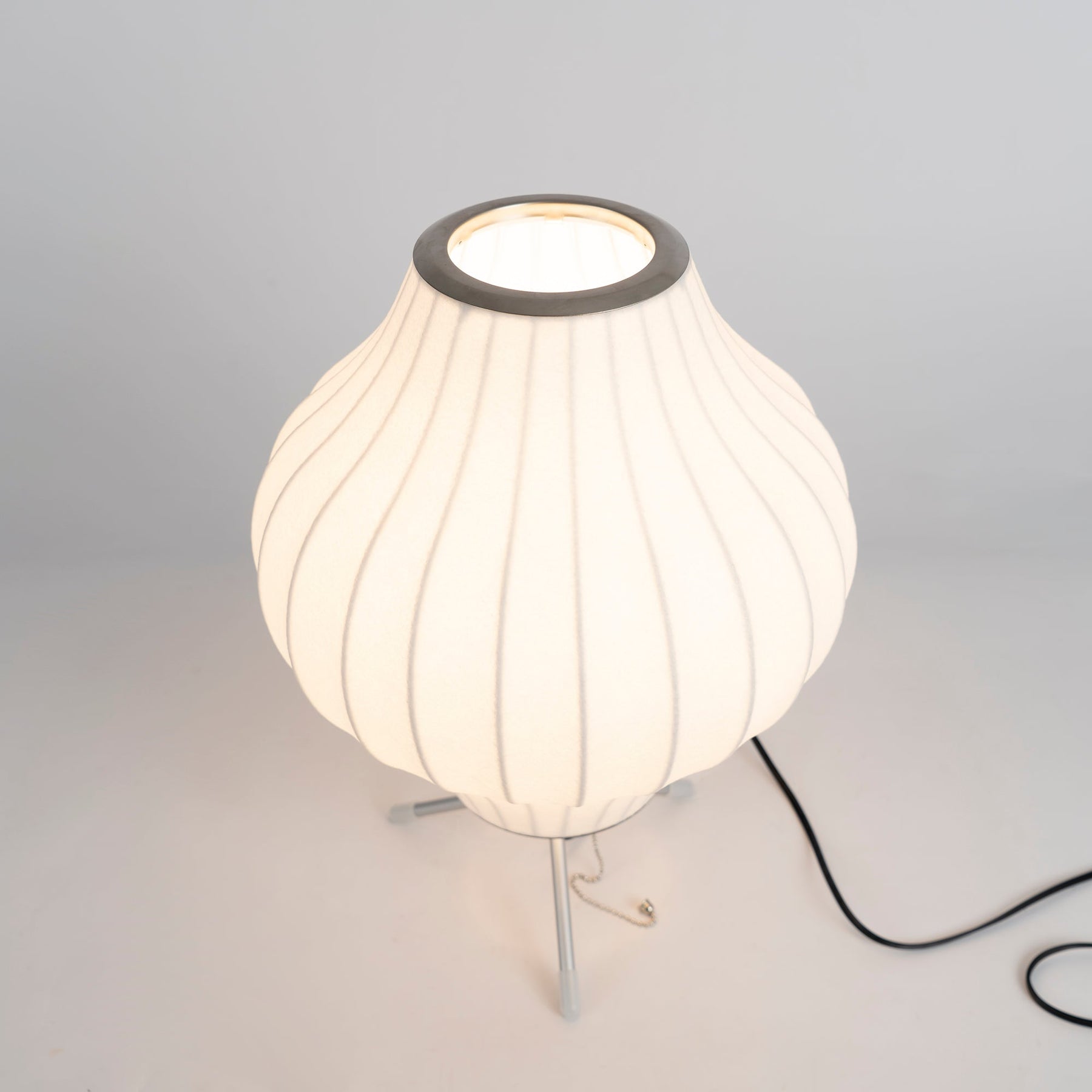 Lampe sur Trépied Sphérique - Design Élégant et Flexible