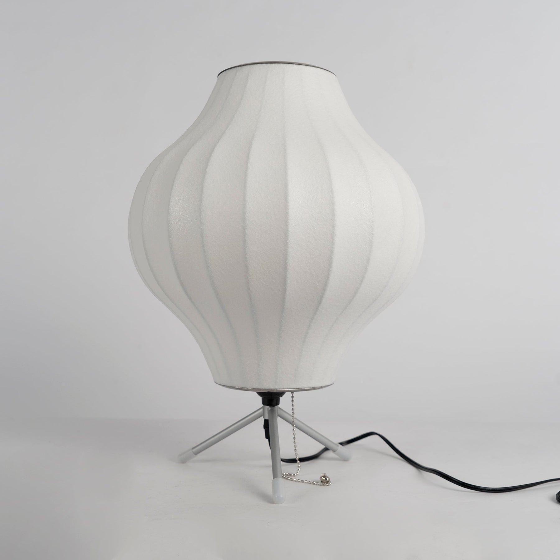 Lampe sur Trépied Sphérique - Design Élégant et Flexible