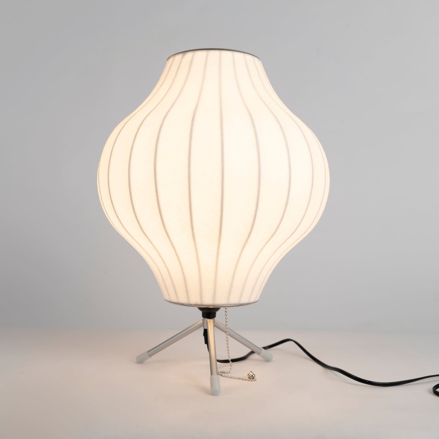 Lampe sur Trépied Sphérique - Design Élégant et Flexible