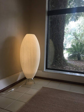 Lampe sur Trépied Sphérique - Design Élégant et Flexible