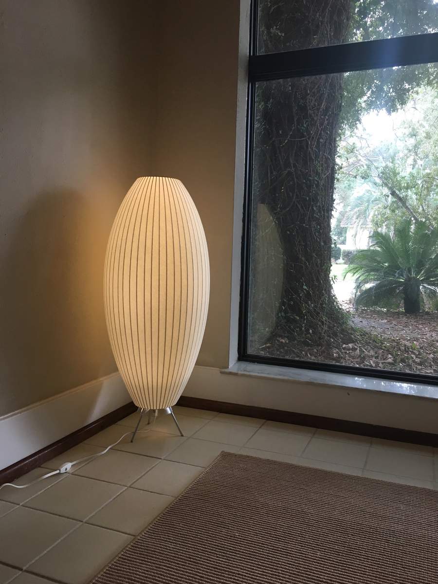 Lampe sur Trépied Sphérique - Design Élégant et Flexible