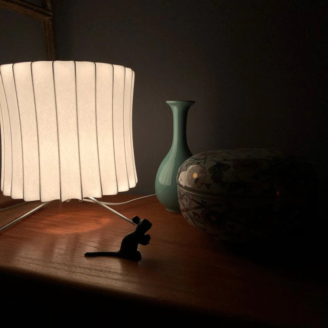 Lampe sur Trépied Sphérique - Design Élégant et Flexible