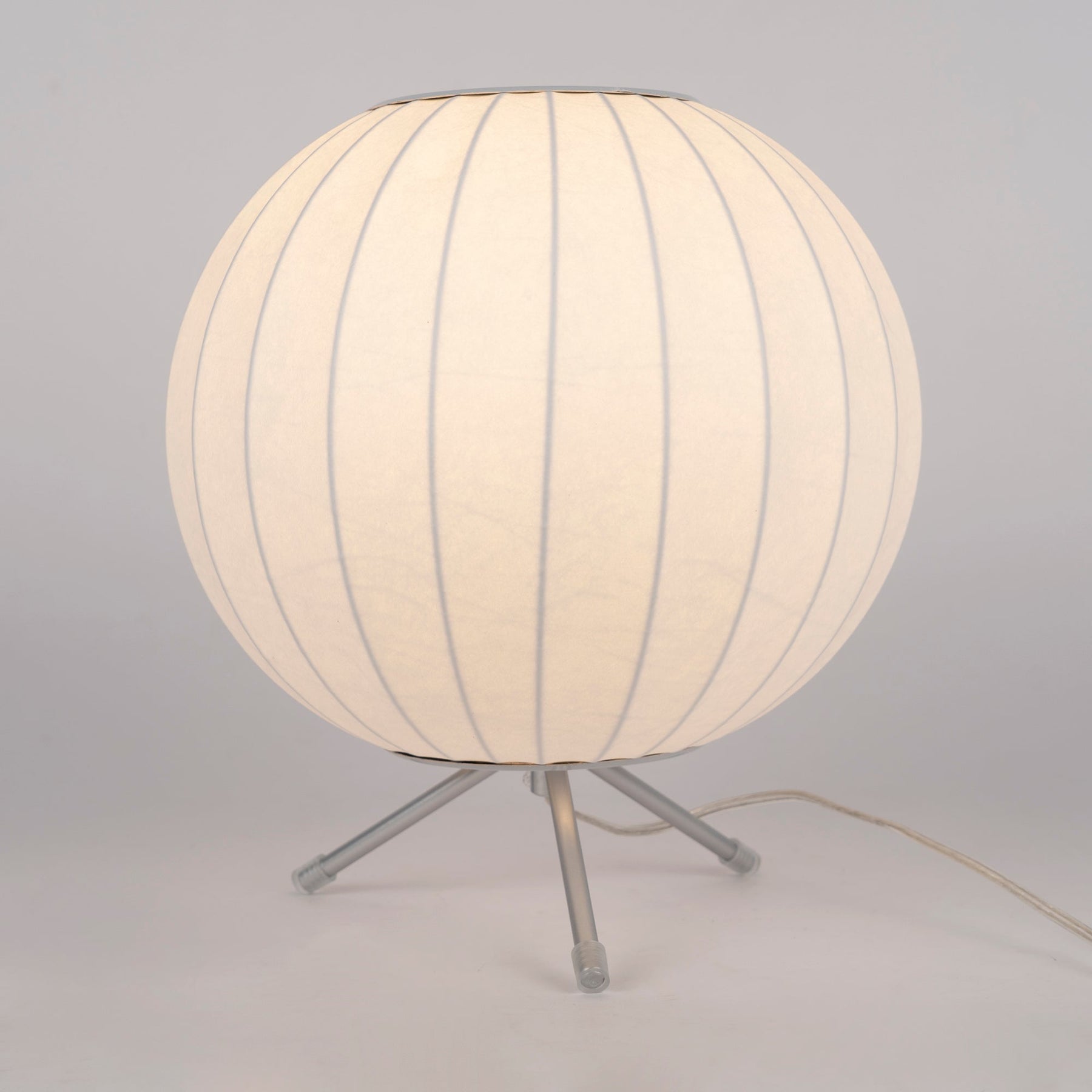 Lampe sur Trépied Sphérique - Design Élégant et Flexible