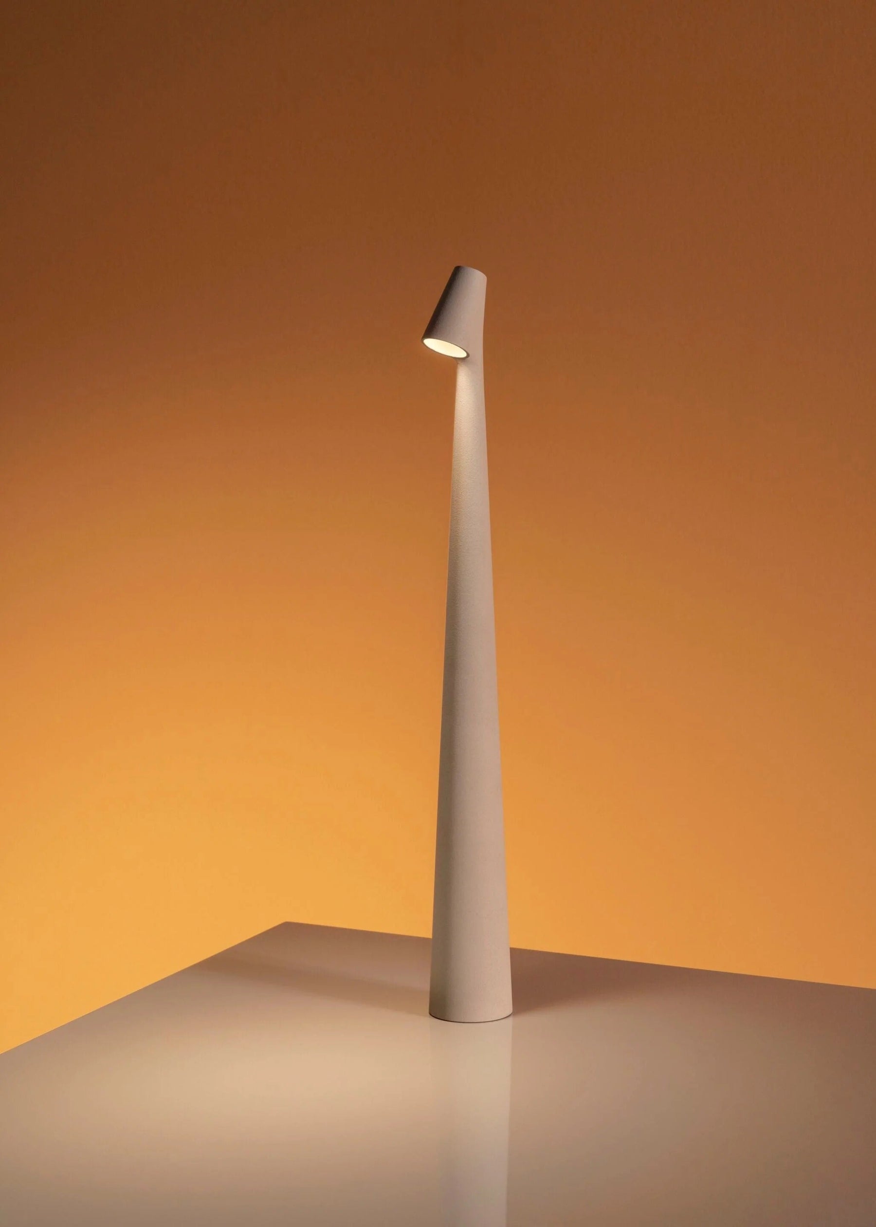 Lampe de Table LED Dimmable - Élégance et Liberté Sans Fil