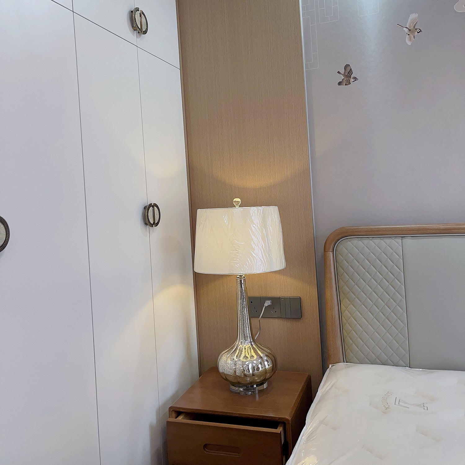 Lampe de Table en Céramique Épurée - Design Élégant avec Abat-jour Blanc