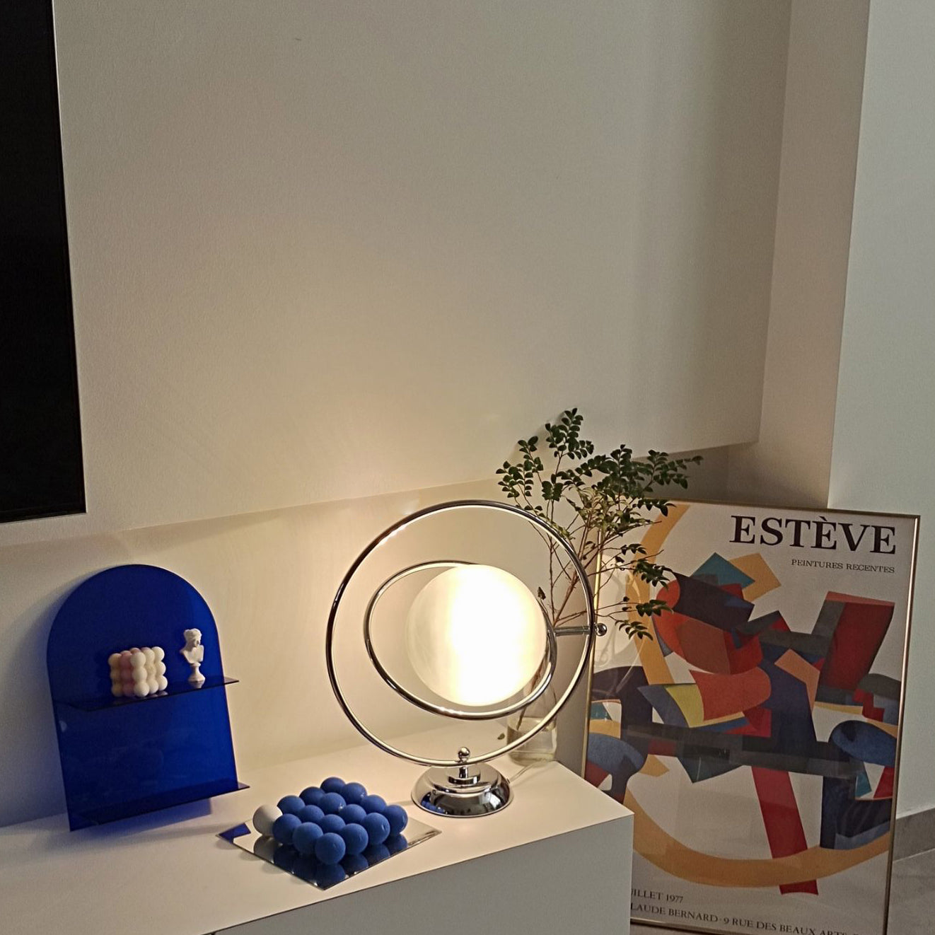 Lampe de Table Cosmique - Design Ludique et Éclairage Subtil