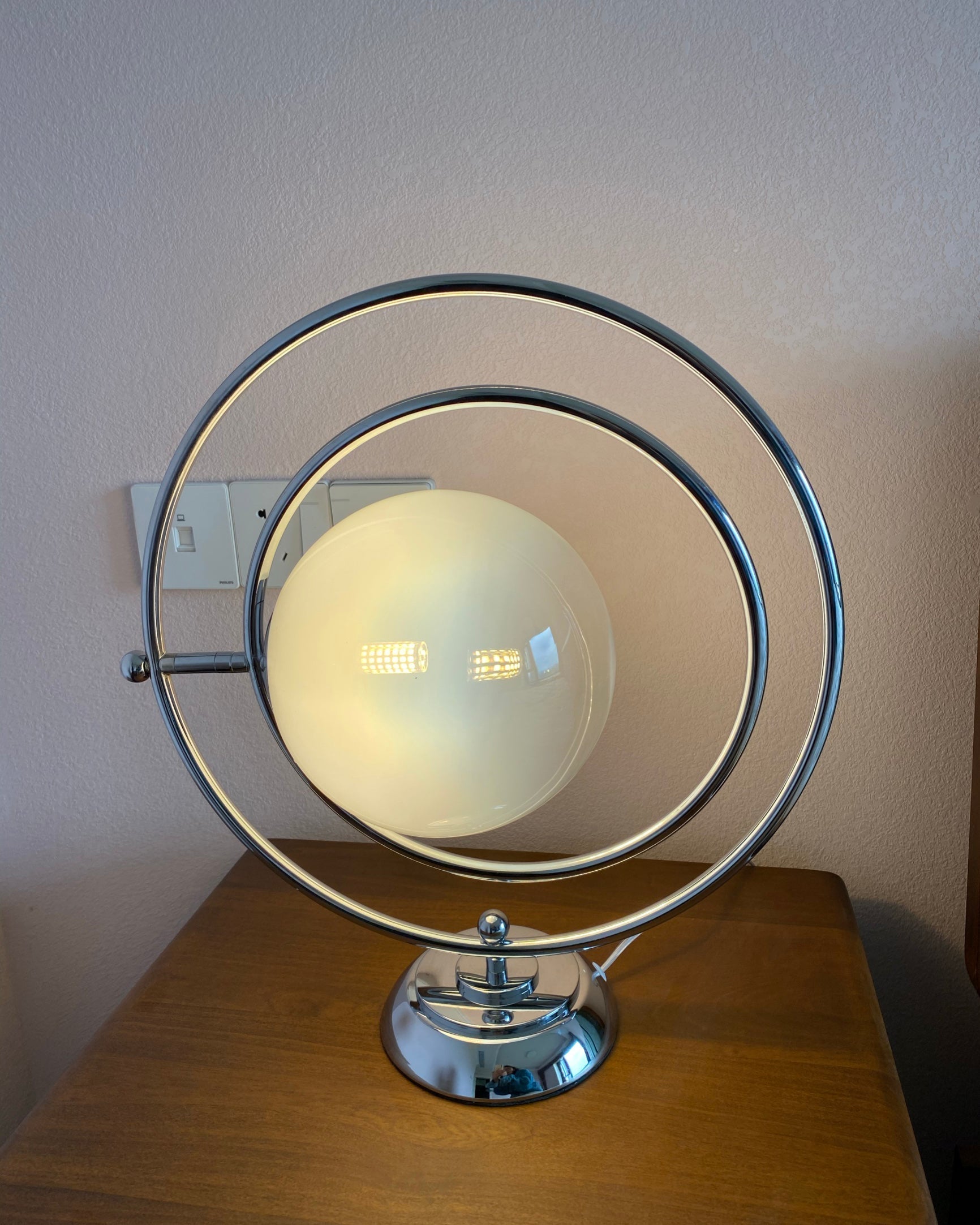 Lampe de Table Cosmique - Design Ludique et Éclairage Subtil