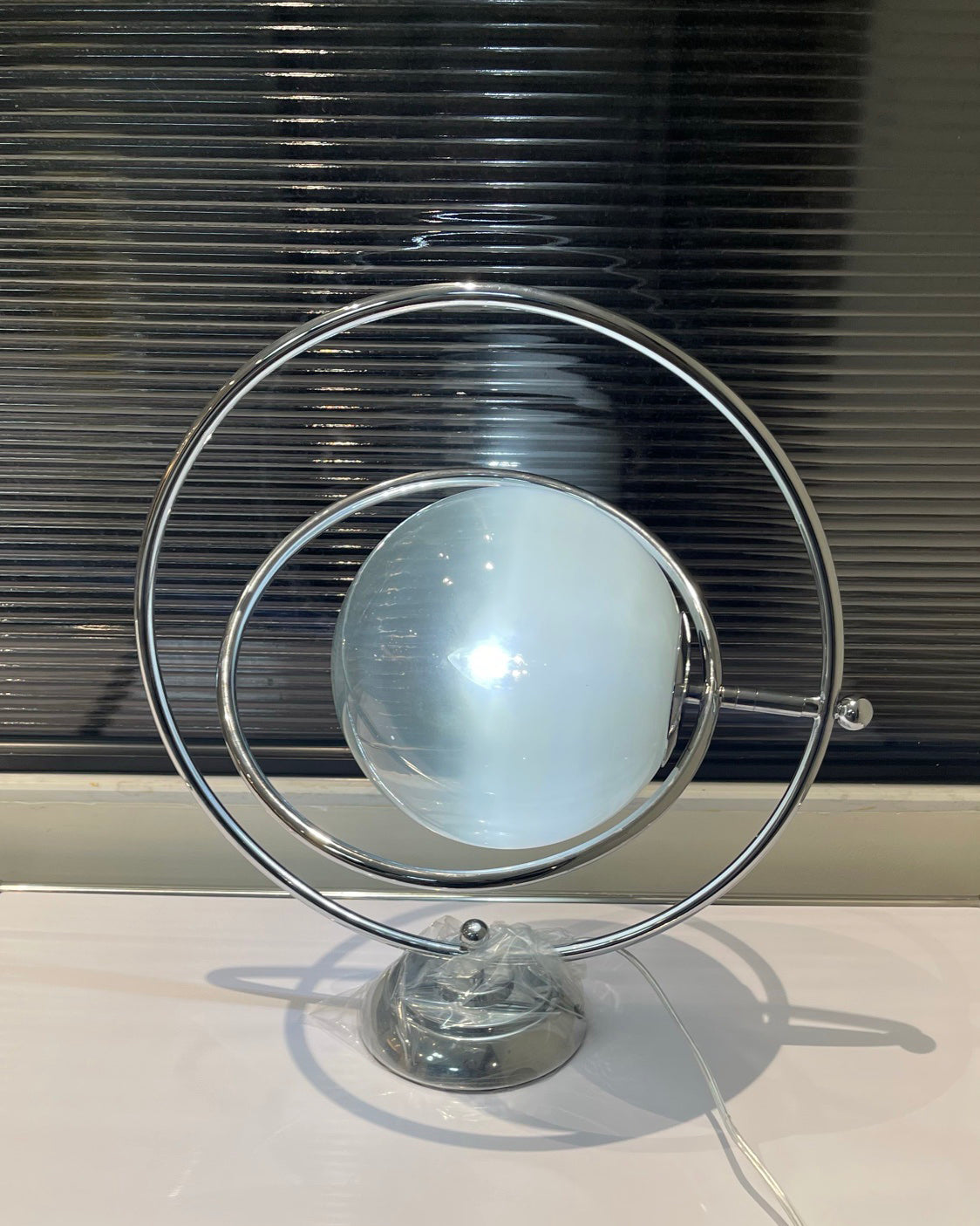 Lampe de Table Cosmique - Design Ludique et Éclairage Subtil