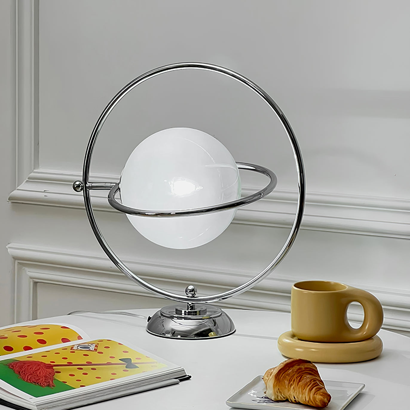 Lampe de Table Cosmique - Design Ludique et Éclairage Subtil