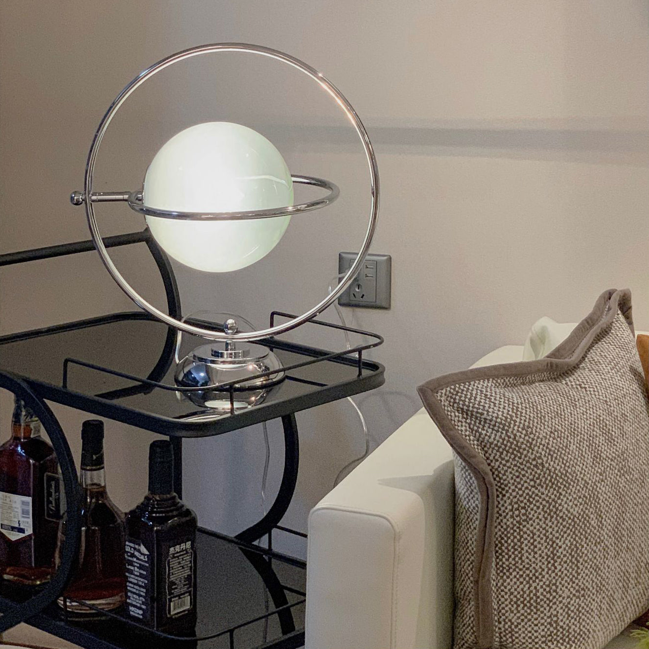 Lampe de Table Cosmique - Design Ludique et Éclairage Subtil