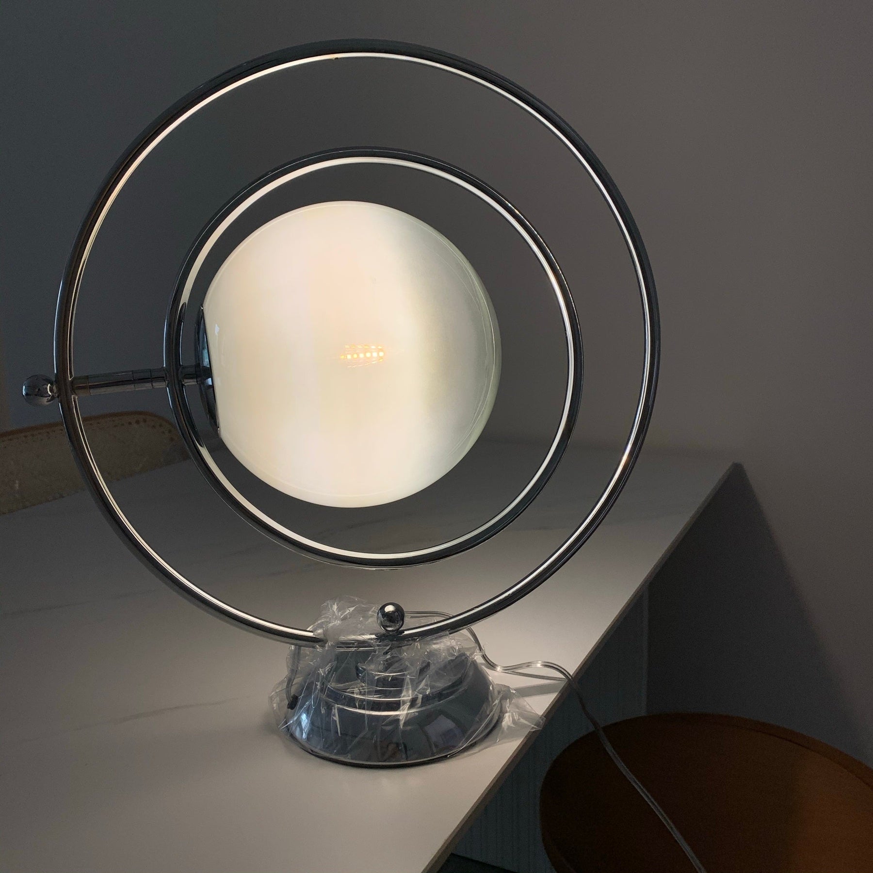 Lampe de Table Cosmique - Design Ludique et Éclairage Subtil