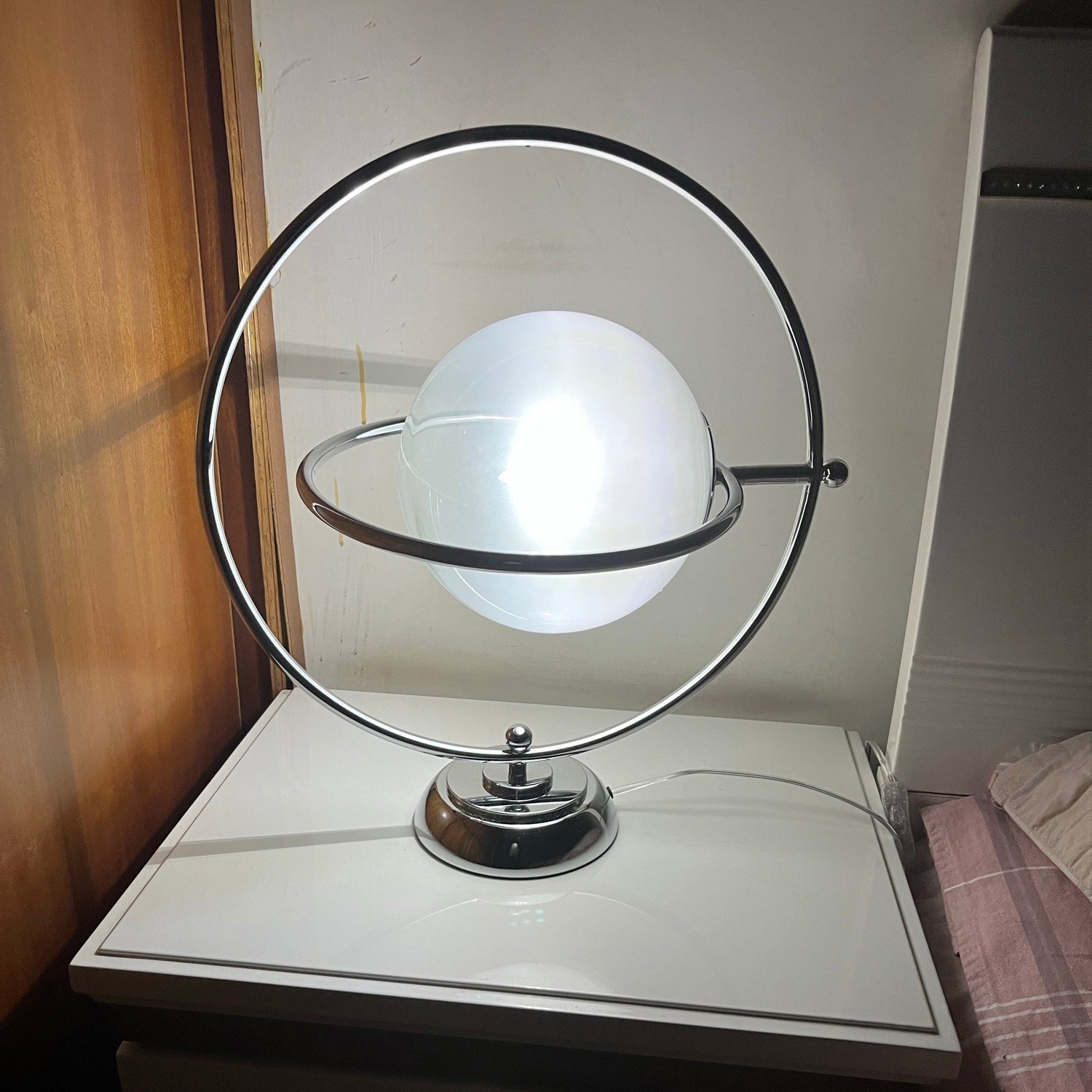 Lampe de Table Cosmique - Design Ludique et Éclairage Subtil