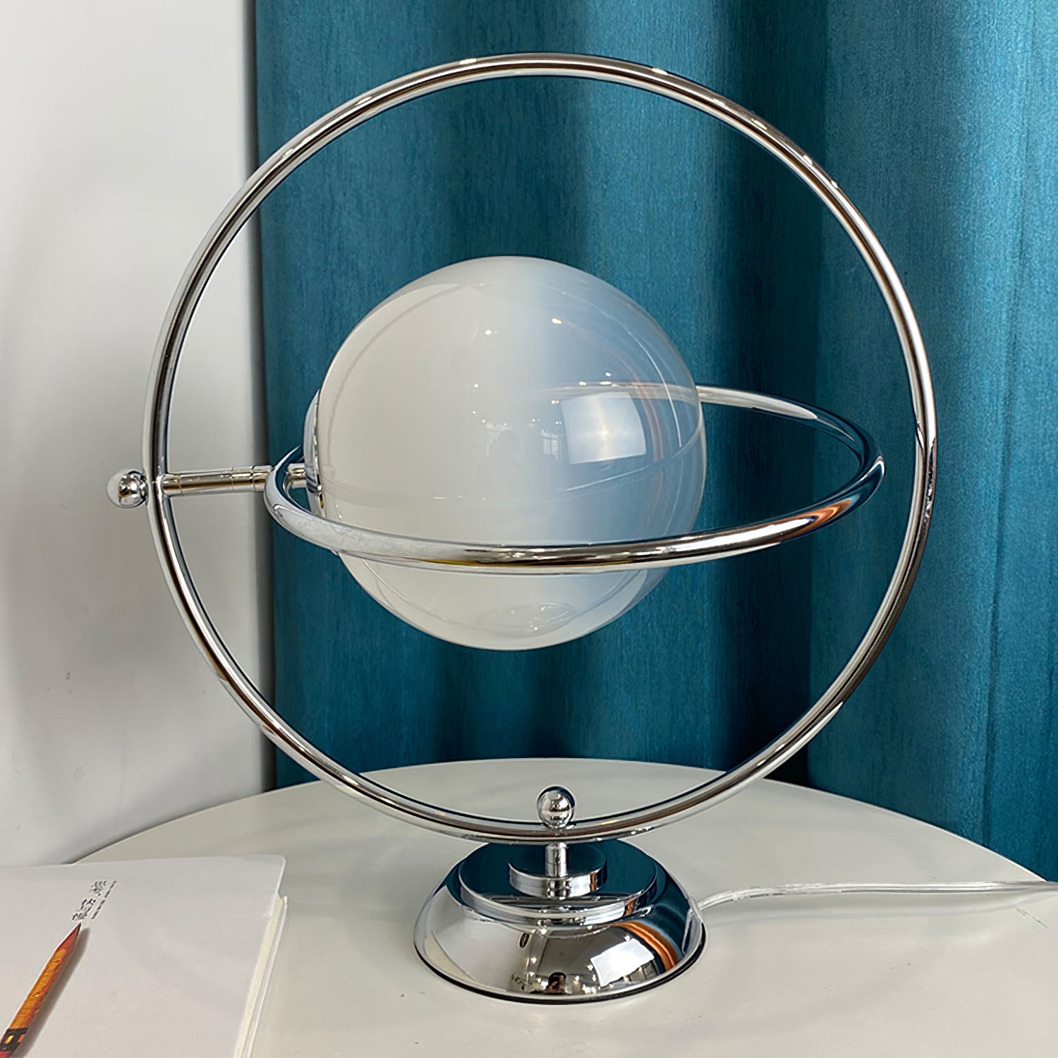 Lampe de Table Cosmique - Design Ludique et Éclairage Subtil