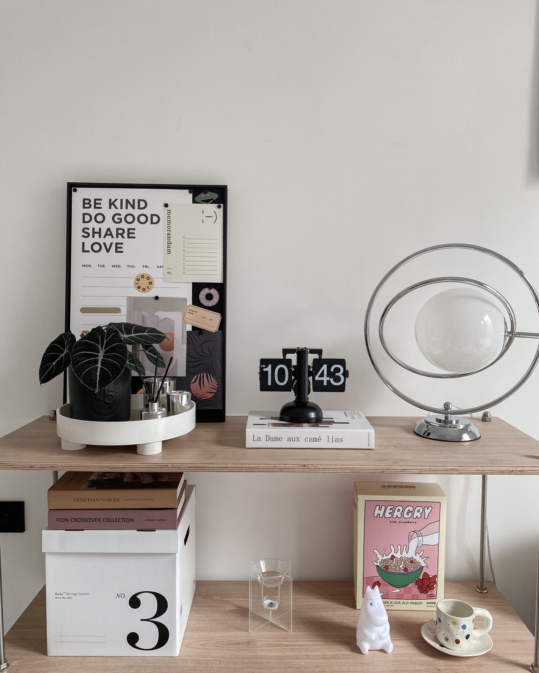 Lampe de Table Cosmique - Design Ludique et Éclairage Subtil