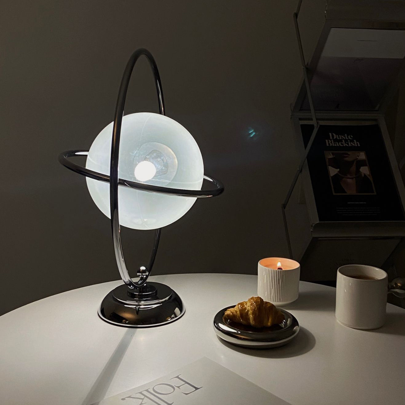 Lampe de Table Cosmique - Design Ludique et Éclairage Subtil