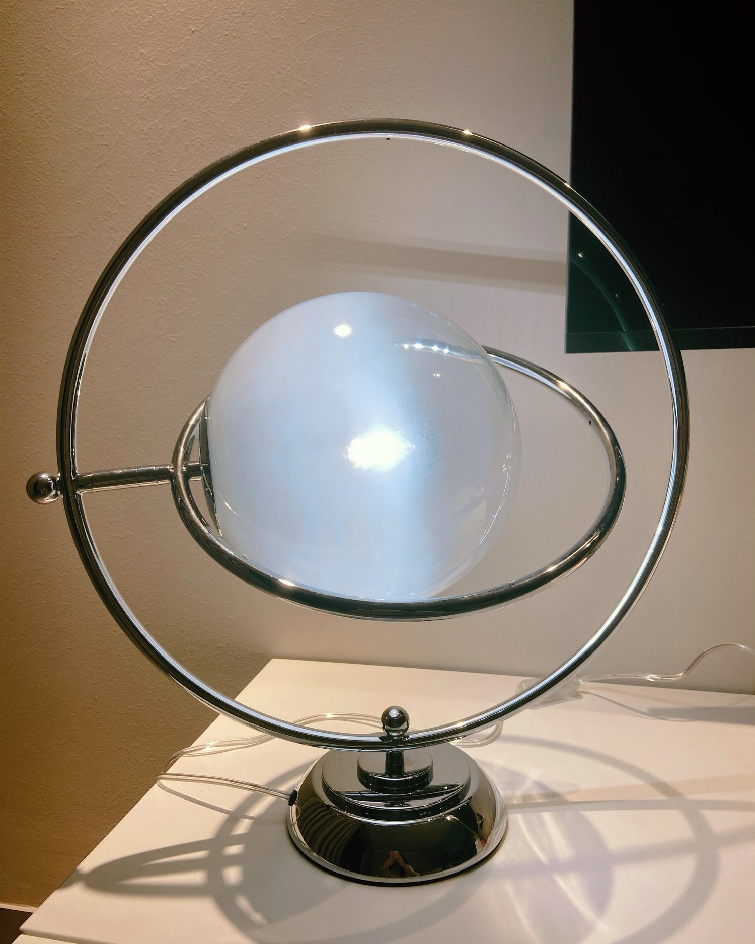 Lampe de Table Cosmique - Design Ludique et Éclairage Subtil
