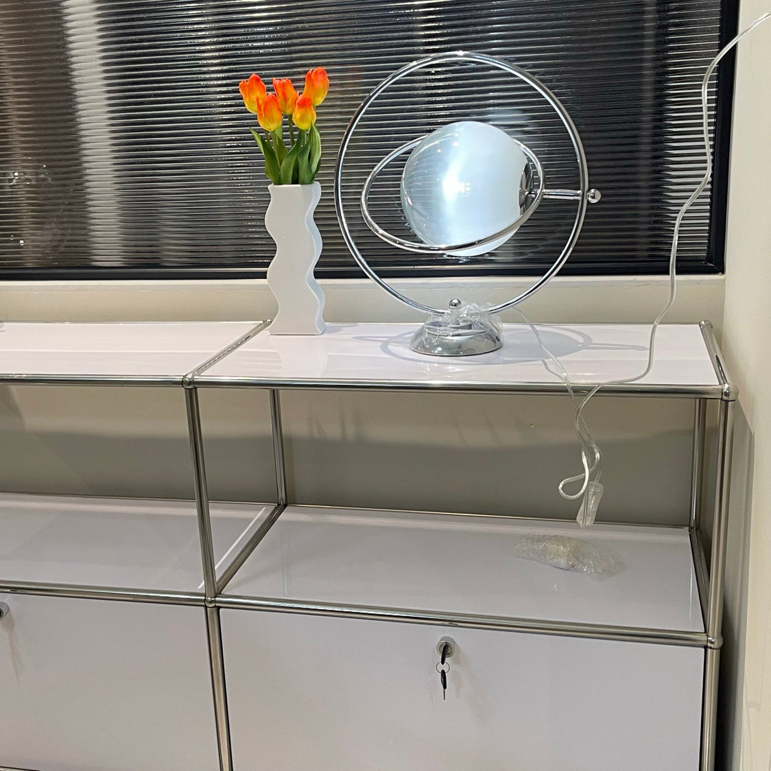 Lampe de Table Cosmique - Design Ludique et Éclairage Subtil