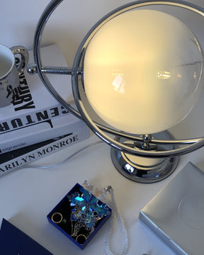 Lampe de Table Cosmique - Design Ludique et Éclairage Subtil