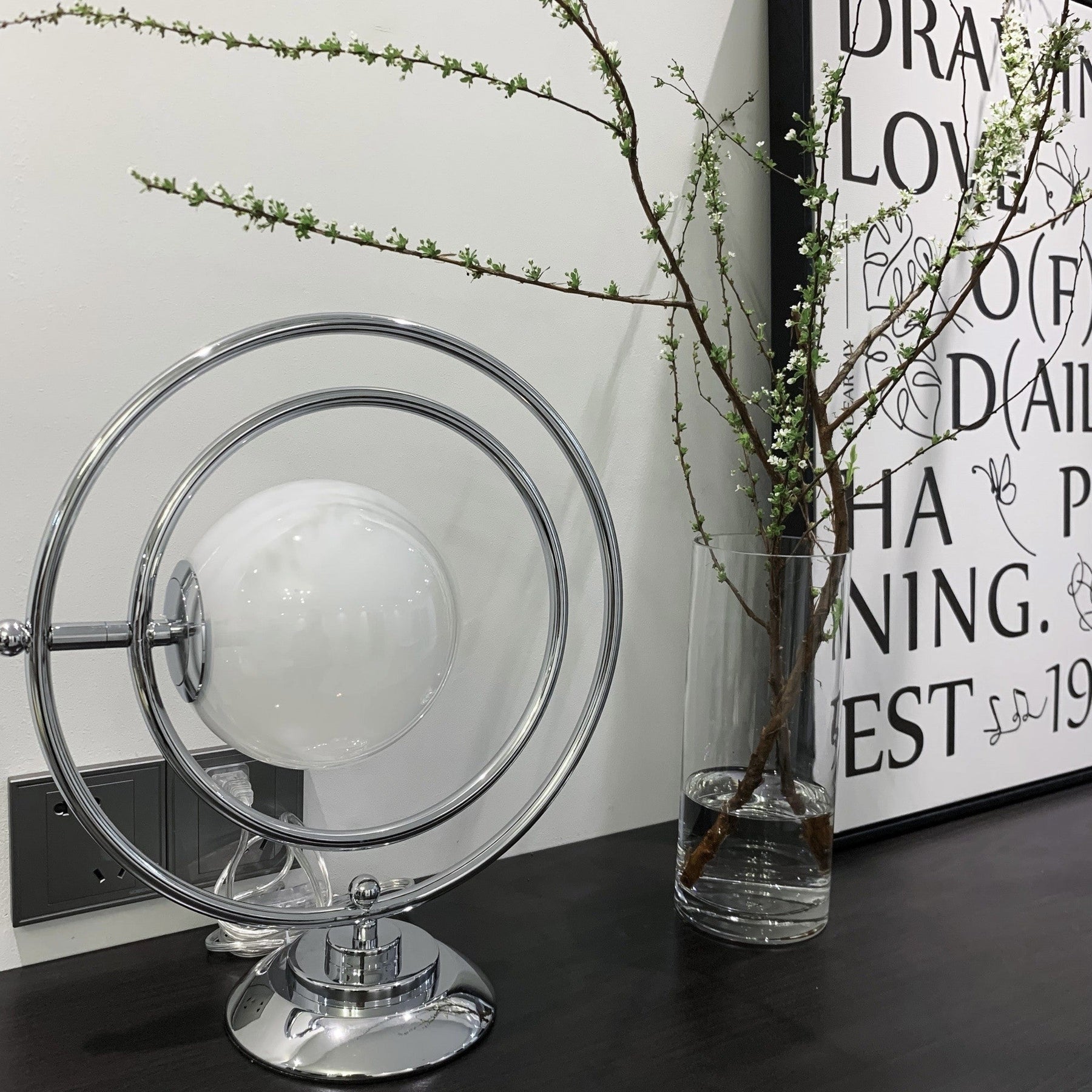 Lampe de Table Cosmique - Design Ludique et Éclairage Subtil