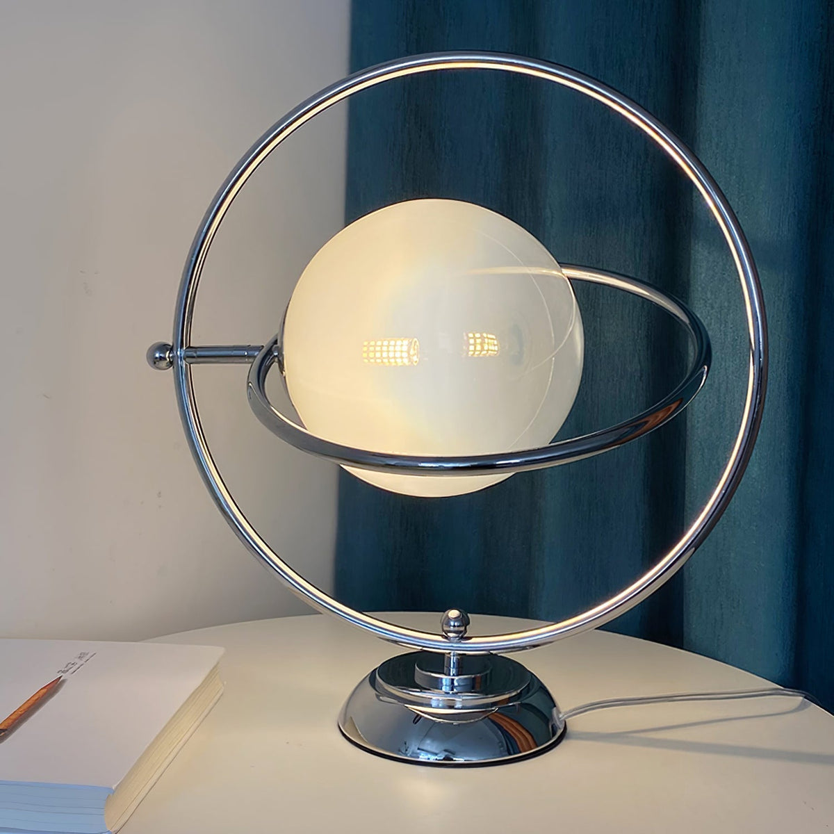 Lampe de Table Cosmique - Design Ludique et Éclairage Subtil