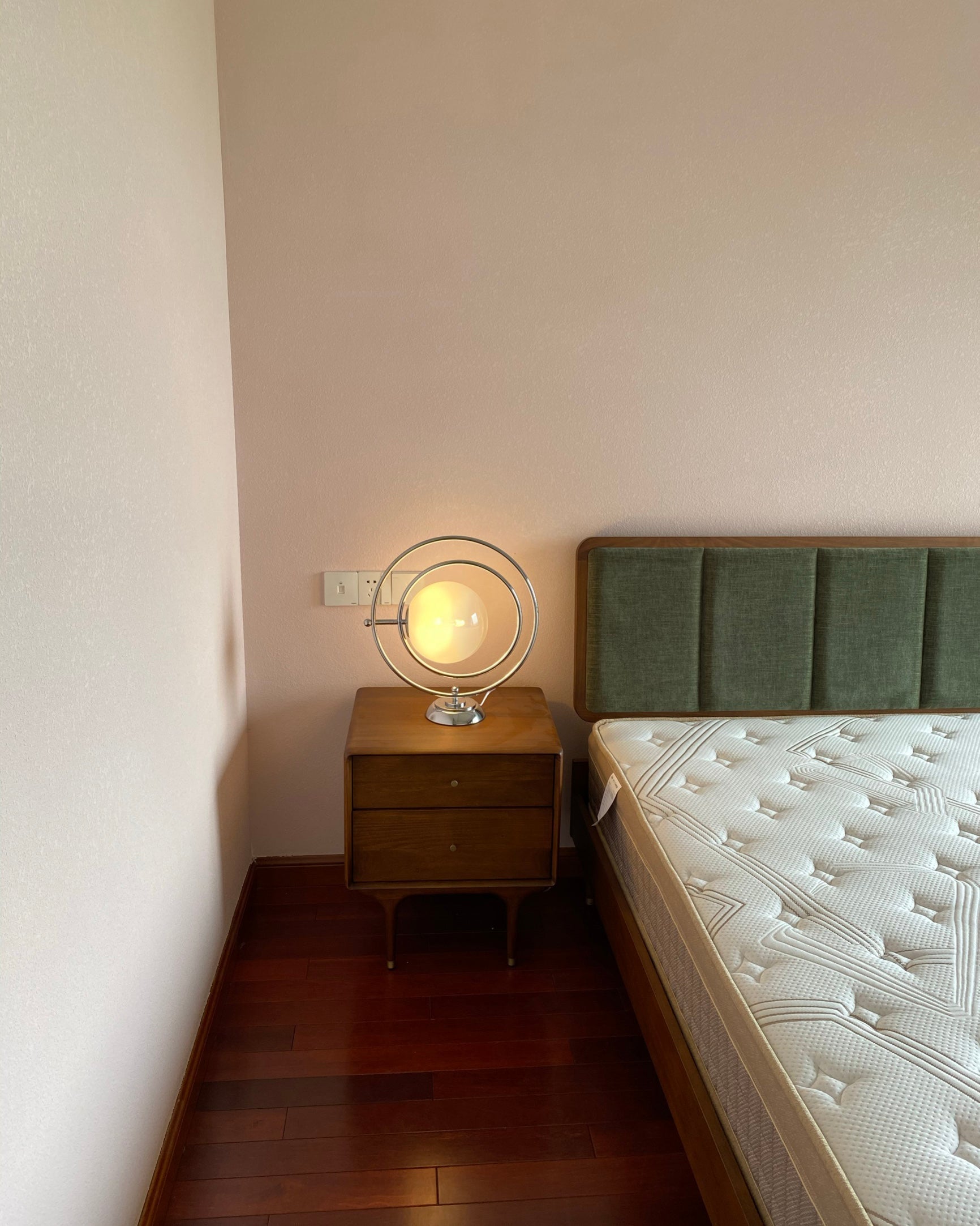 Lampe de Table Cosmique - Design Ludique et Éclairage Subtil