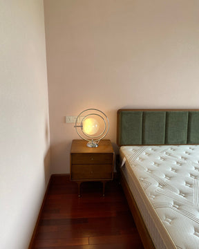 Lampe de Table Cosmique - Design Ludique et Éclairage Subtil