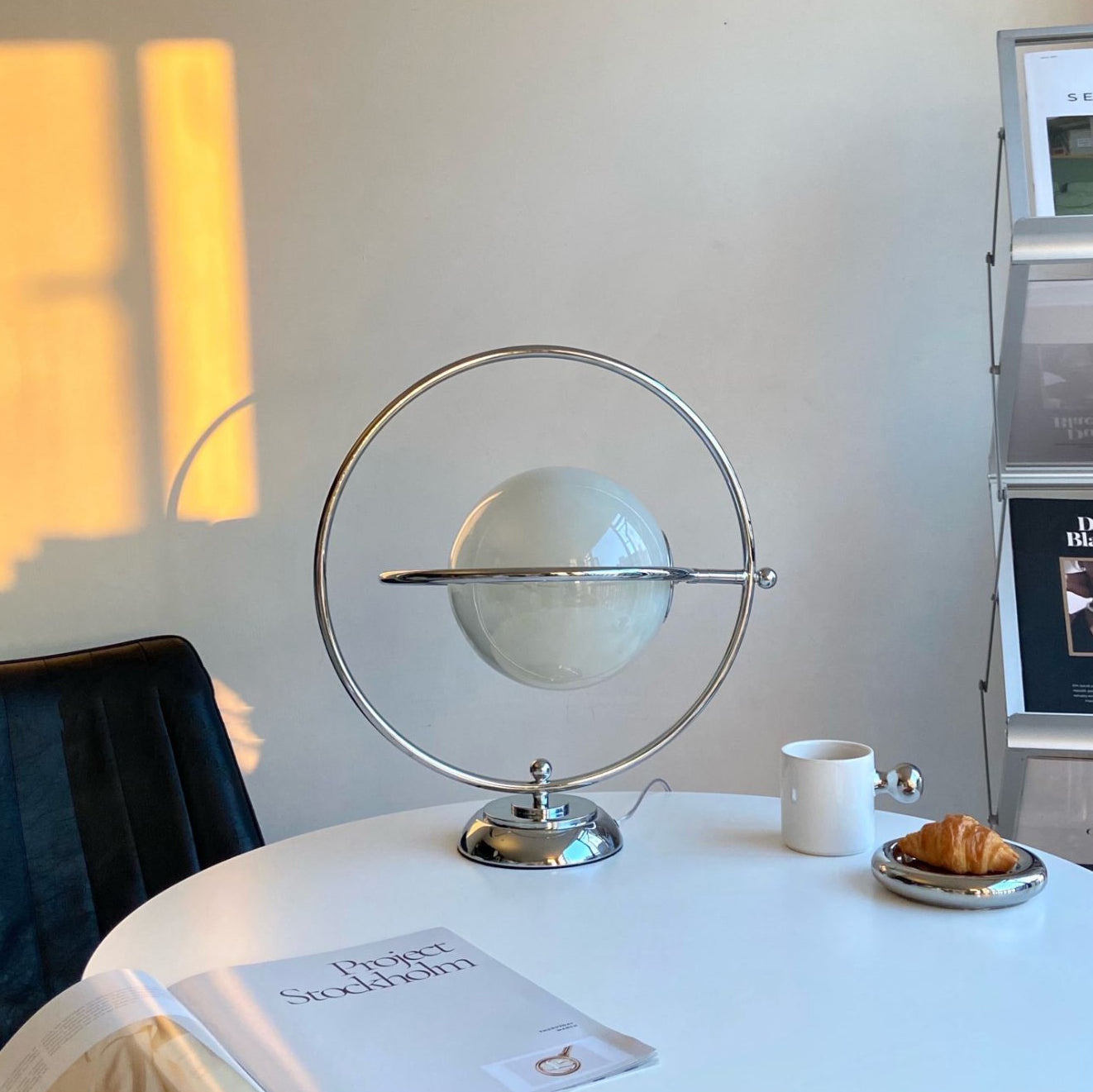 Lampe de Table Cosmique - Design Ludique et Éclairage Subtil