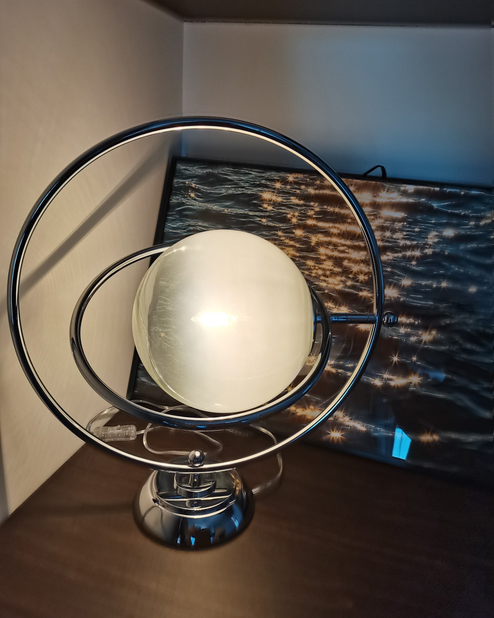 Lampe de Table Cosmique - Design Ludique et Éclairage Subtil