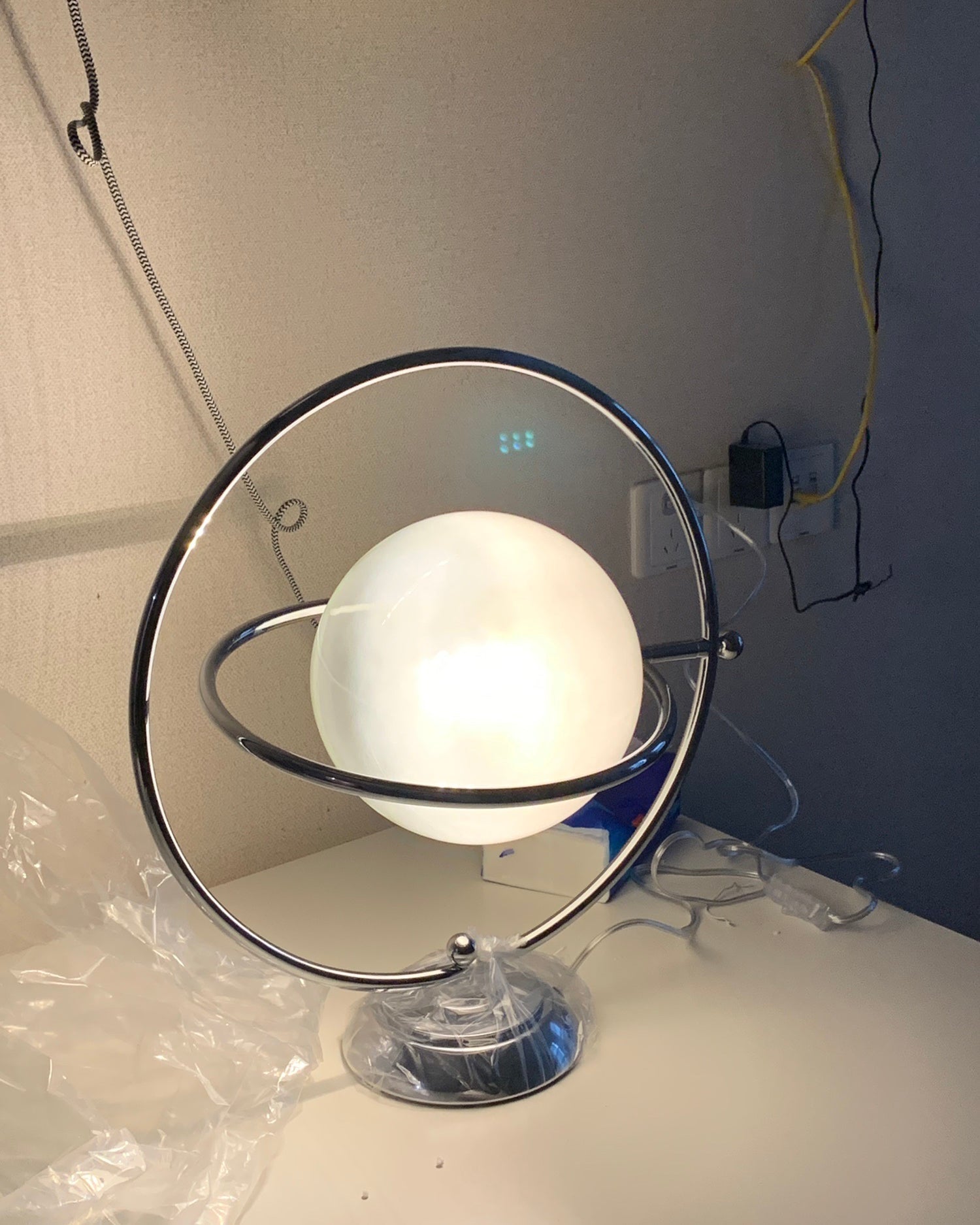 Lampe de Table Cosmique - Design Ludique et Éclairage Subtil