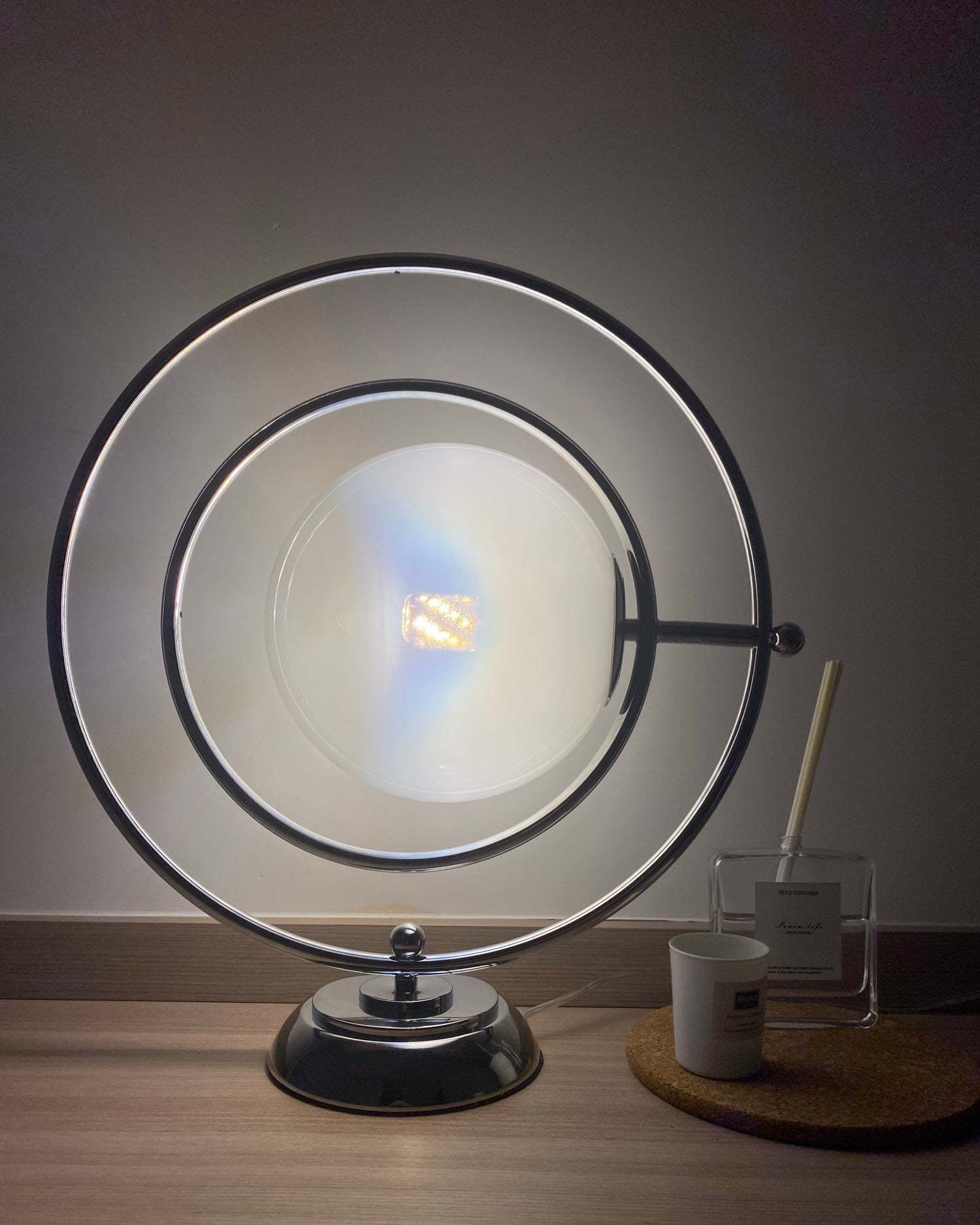 Lampe de Table Cosmique - Design Ludique et Éclairage Subtil