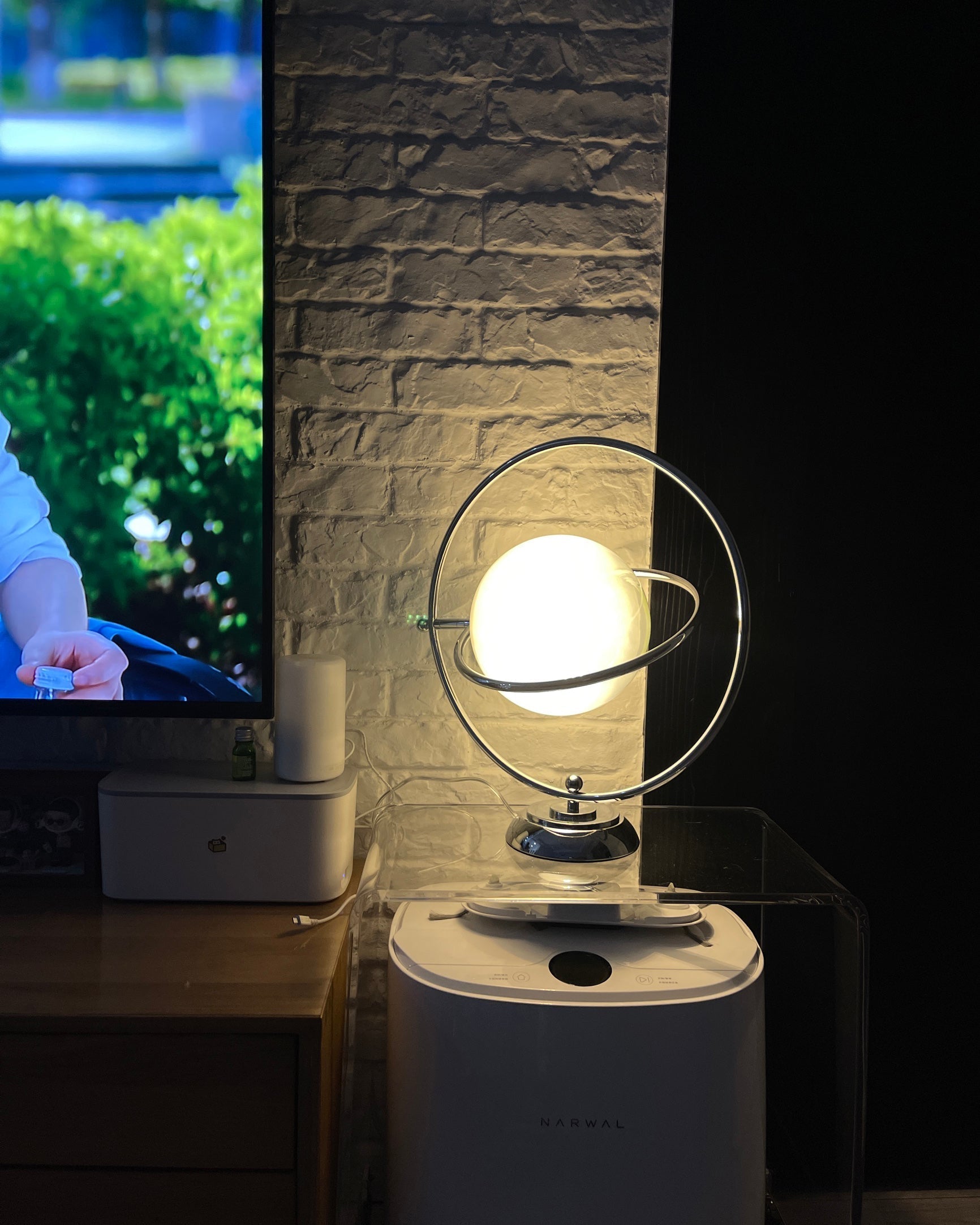 Lampe de Table Cosmique - Design Ludique et Éclairage Subtil