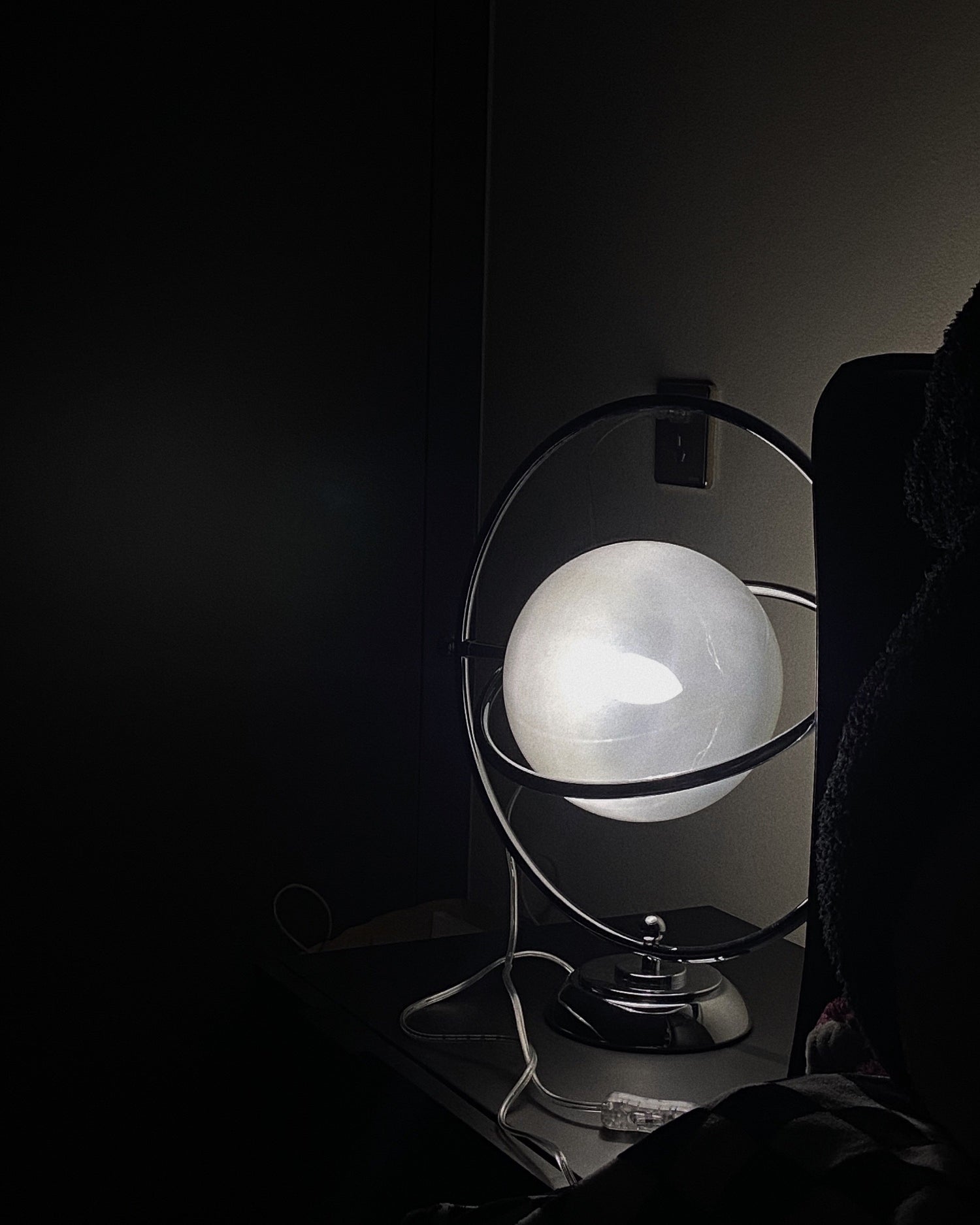 Lampe de Table Cosmique - Design Ludique et Éclairage Subtil