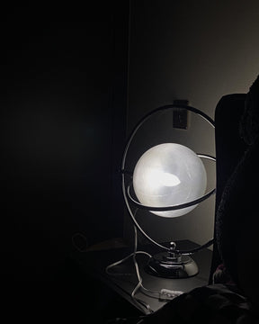 Lampe de Table Cosmique - Design Ludique et Éclairage Subtil