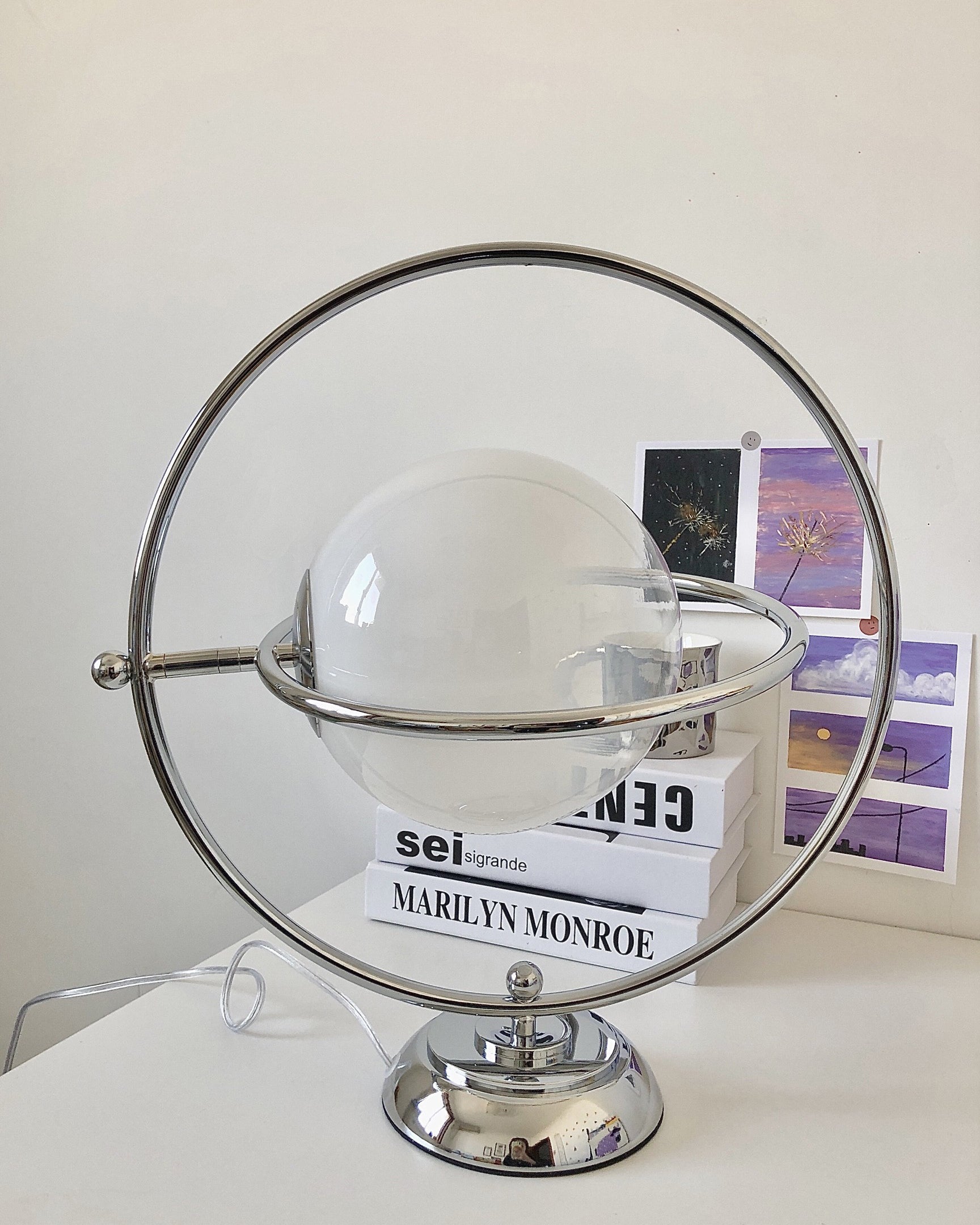 Lampe de Table Cosmique - Design Ludique et Éclairage Subtil