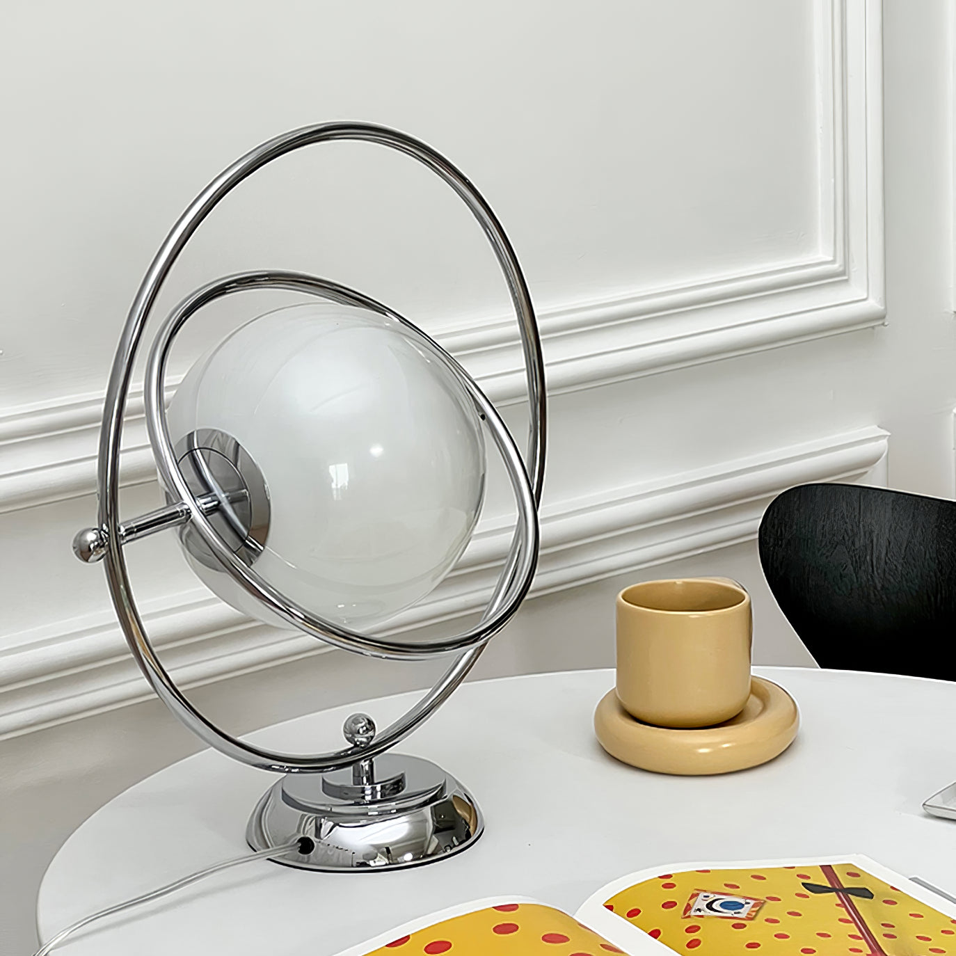 Lampe de Table Cosmique - Design Ludique et Éclairage Subtil