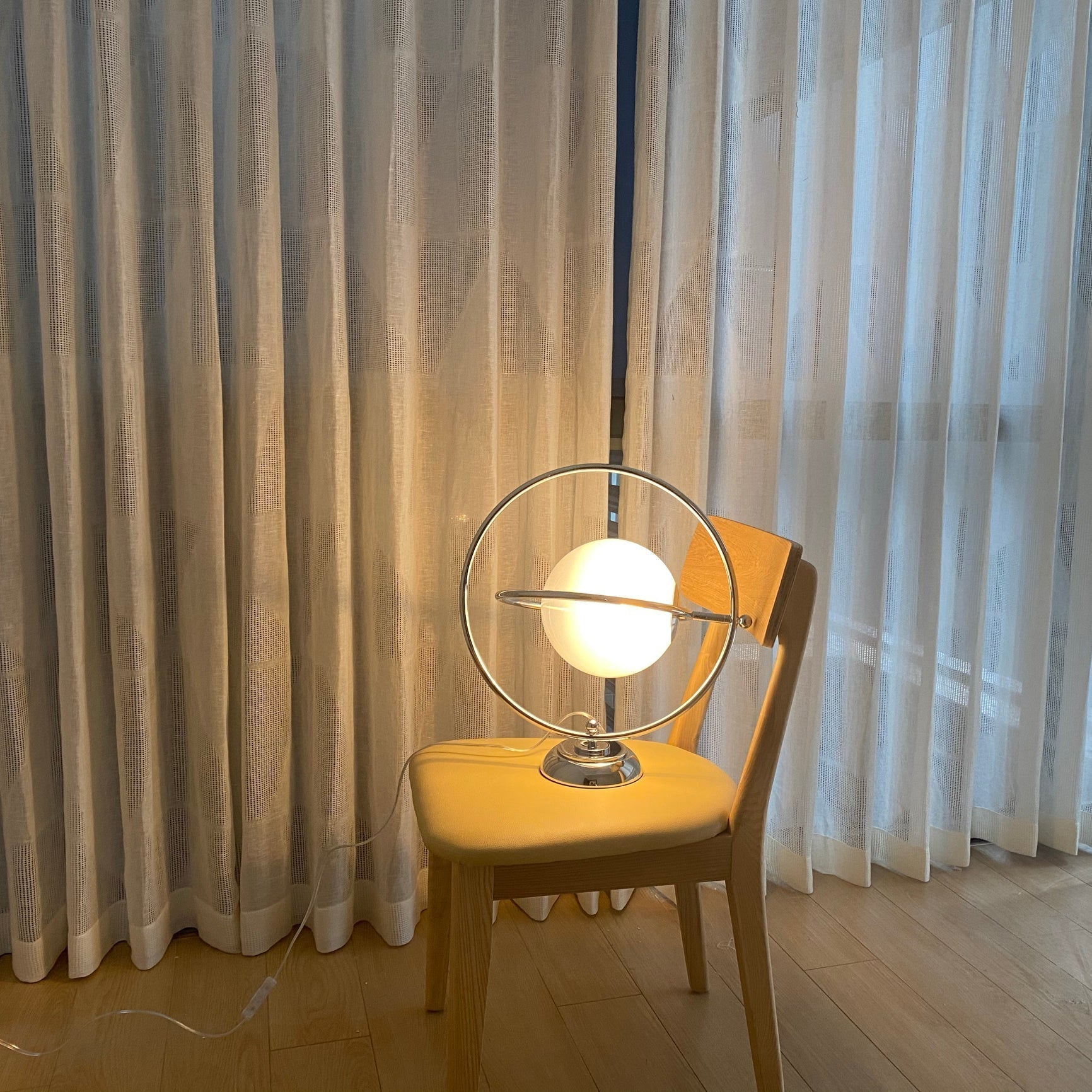 Lampe de Table Cosmique - Design Ludique et Éclairage Subtil