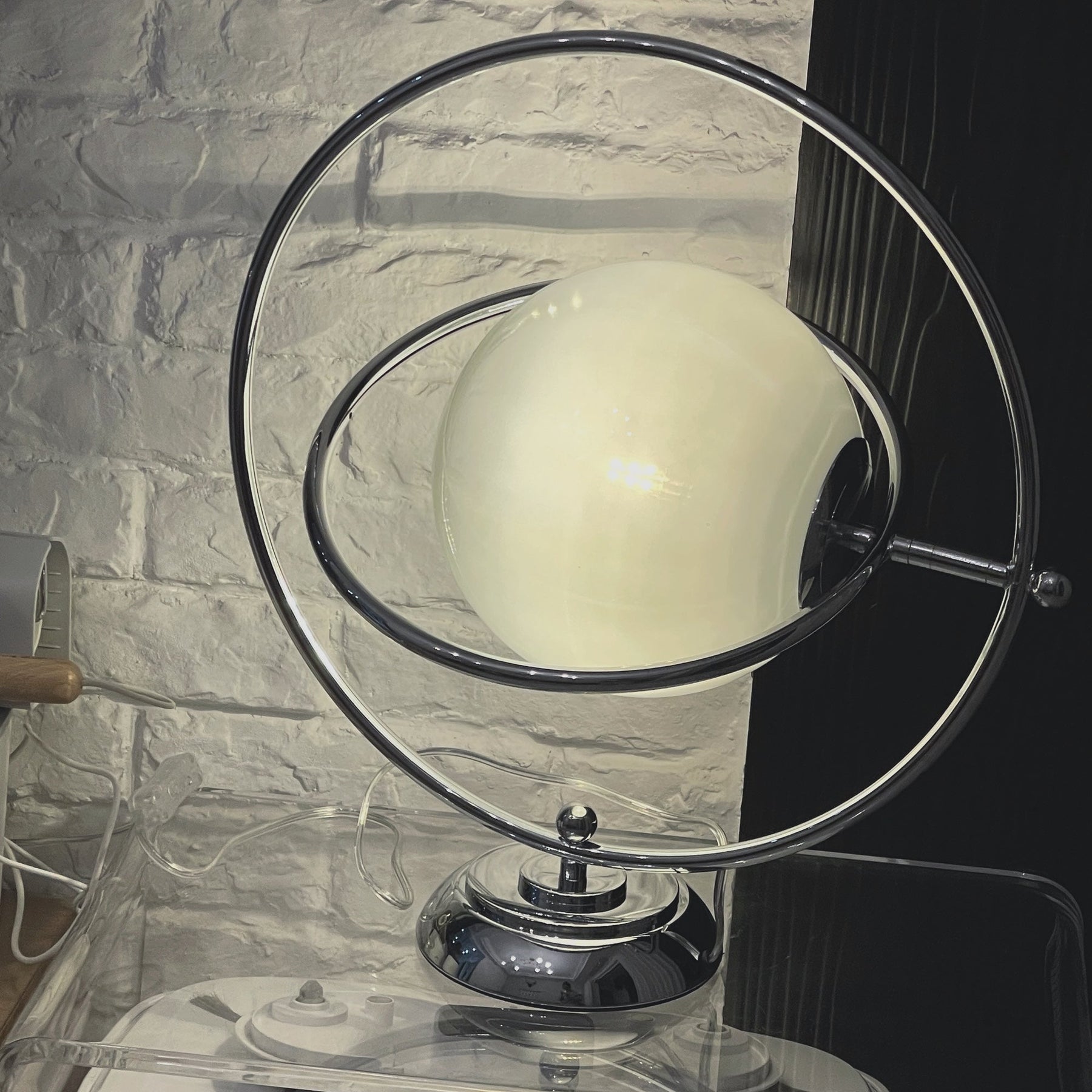 Lampe de Table Cosmique - Design Ludique et Éclairage Subtil