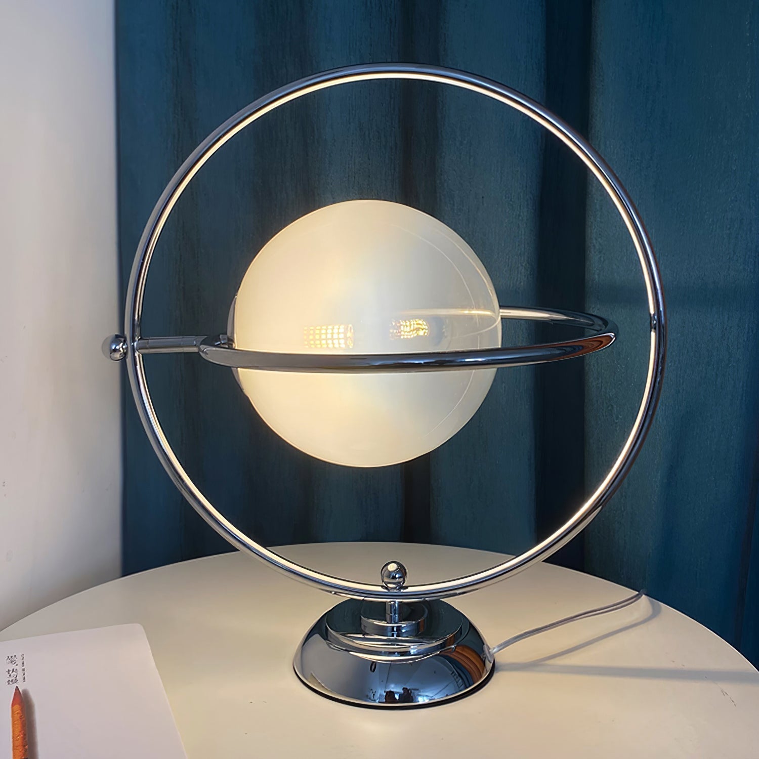 Lampe de Table Cosmique - Design Ludique et Éclairage Subtil