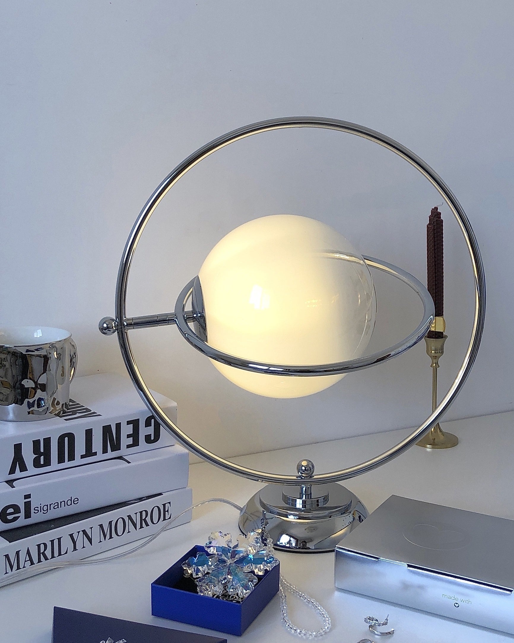Lampe de Table Cosmique - Design Ludique et Éclairage Subtil